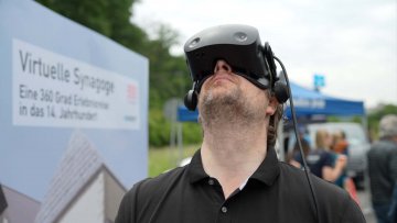 Virtual Synagogue Demonstration: Large Crowd