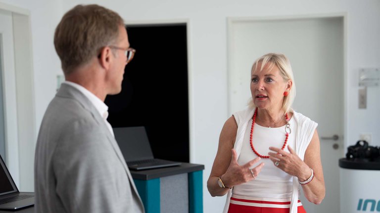 Digital Minister Sinemus visits INOSOFT